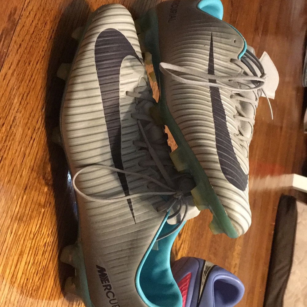NIKE SOCCER CLEATS
